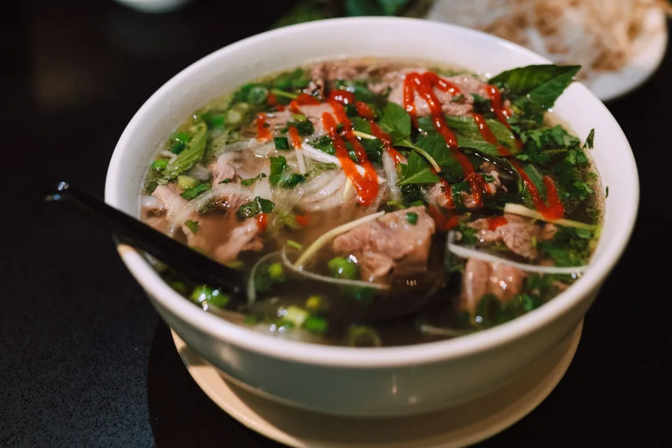 Ly trà sữa trên bàn